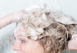Възможно ли е сресване на мокра коса след измиване